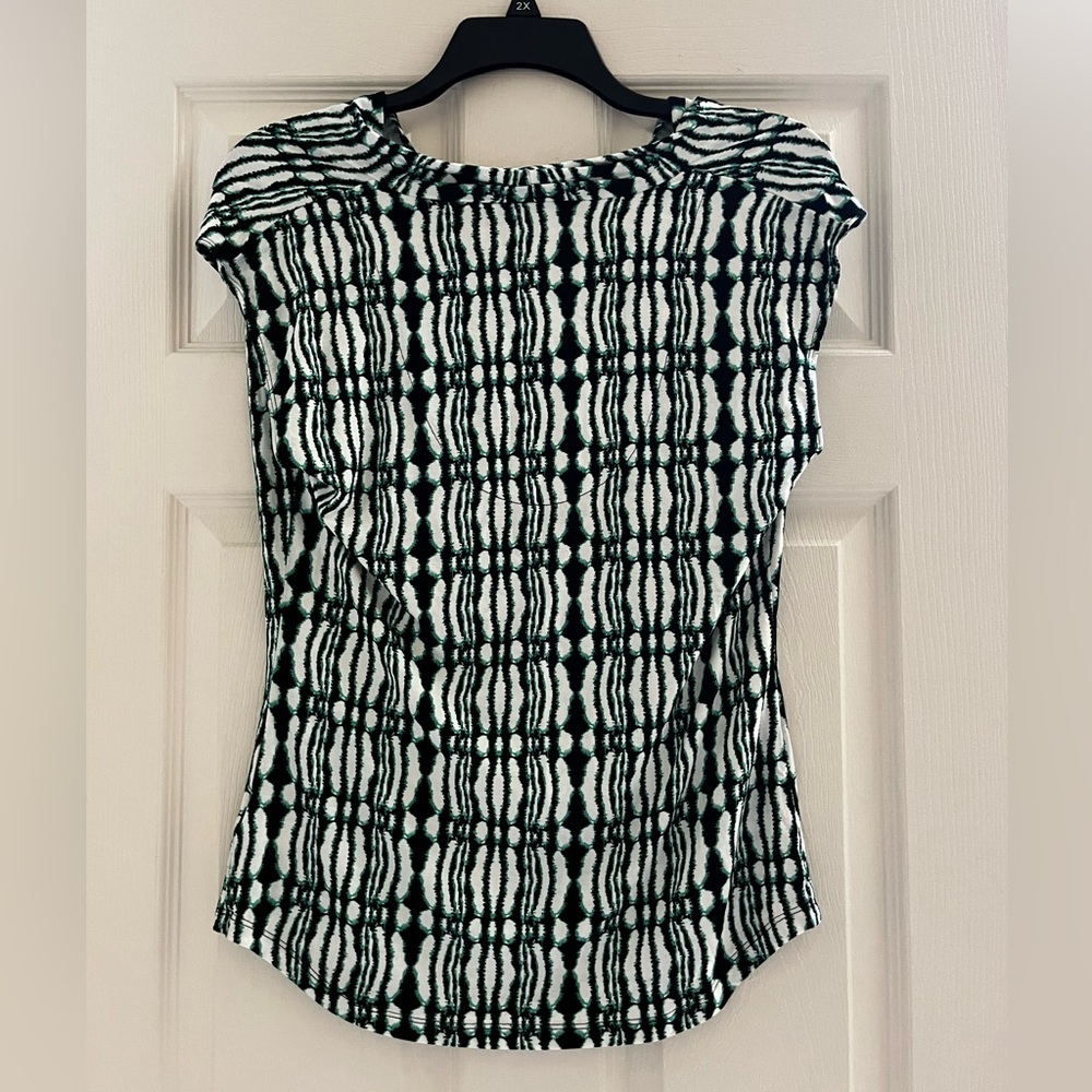 ⭐️EUC - Liz Claiborne - Black & Green Stretchy sleeveless Blouse - Size M